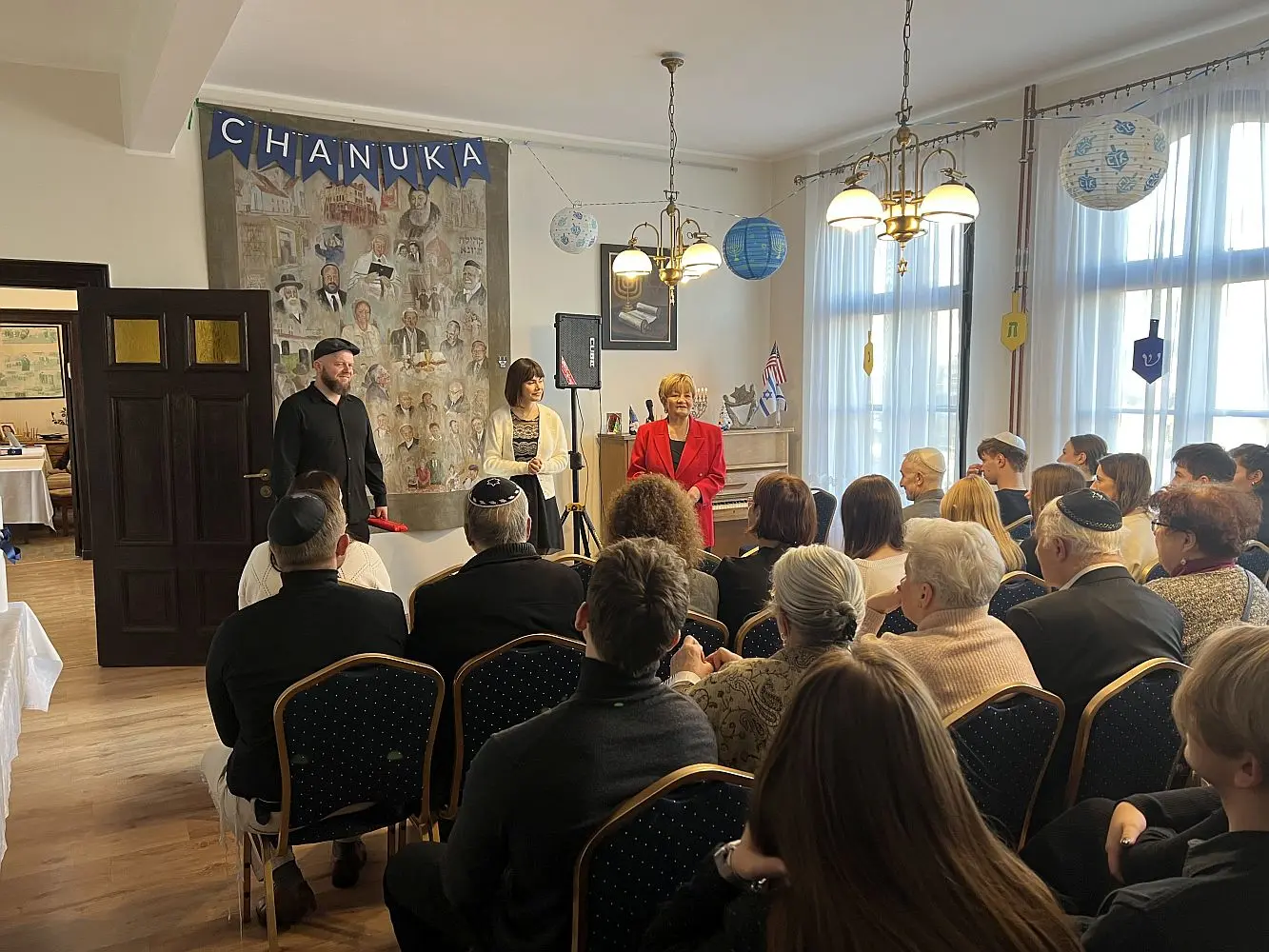 Uczestnicy spotkania chanukowego w sali poznańskiej gminy