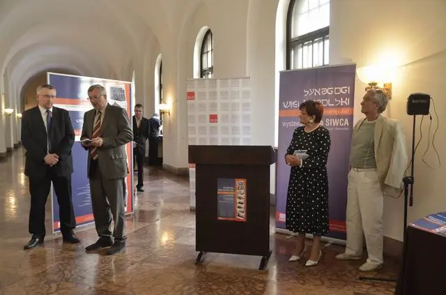 Archiwalne zdjęcie z otwarcia wystawy Synagogi Wielkopolski