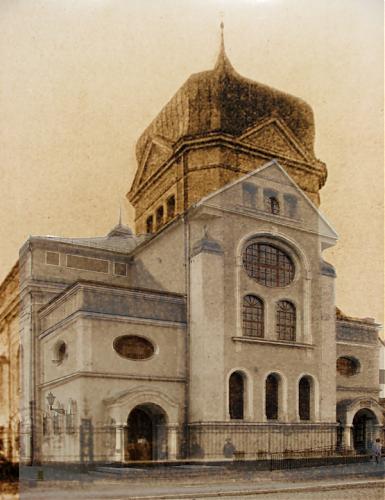 Dawna i obecna fasada synagogi w Lesznie (opr. Tomasz Tritt); ze zbiorów Muzeum Okręgowego w Lesznie