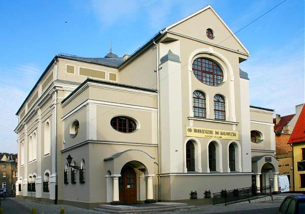 Odnowiona fasada synagogi w Lesznie; ze zbiorów Muzeum Okręgowego w Lesznie