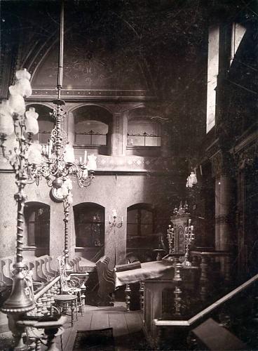 Wnętrze Synagogi Nehemiasza przy ul. Żydowskiej, fot. S. Jaffé, ok. 1908 r.; zdjęcie ze zbiorów Biblioteki Głównej UAM