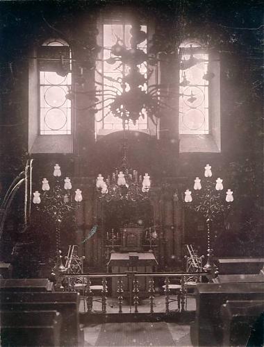 Aron ha-Kodesz w Synagodze Nehemiasza przy ul. Żydowskiej, fot. S. Jaffé, ok. 1908 r.; zdjęcie ze zbiorów Biblioteki Głównej UAM