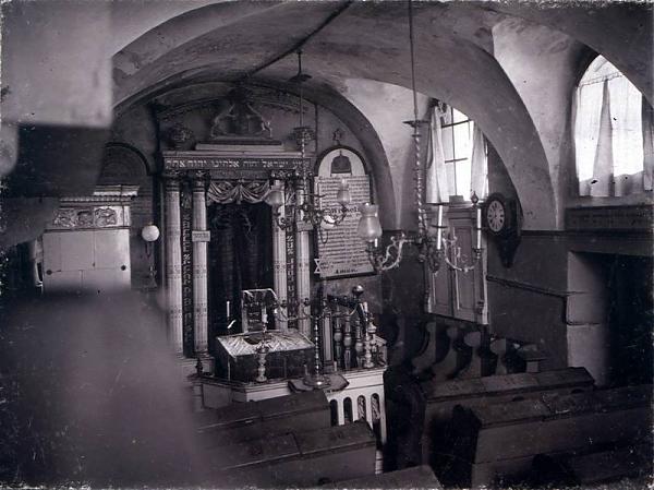 Wnętrze Starej Synagogi przy ul. Żydowskiej, fot. S. Jaffé, ok. 1908 r.; ze zbiorów Biblioteki Głównej UAM