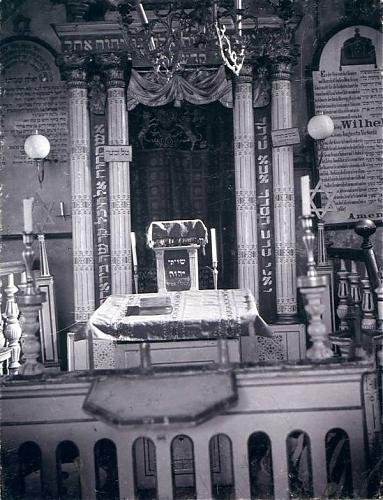 Aron ha-Kodesz Nowej Synagogi przed zniszczeniem przez Nazistów. Pocztówka ze zbiorów Biblioteki Głównej UAM