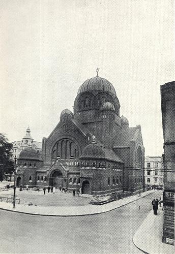 Fasada Nowej Synagogi przed zniszczeniem przez Nazistów. Pocztówka ze zbiorów Biblioteki Głównej UAM