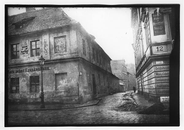 Budynek szpitala dla ubogich fundacji S.B. Latza, przy narożniku ul. Stawnej i Wronickiej, koniec XIX w.