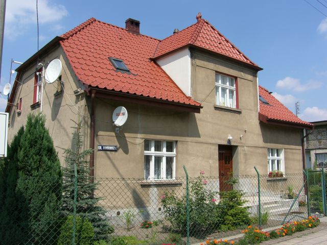 dom mieszkalny wykonany  z rozbiórki synagogi