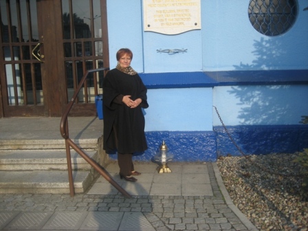 Alicja Kobus przed synagogą zapaliła znicze