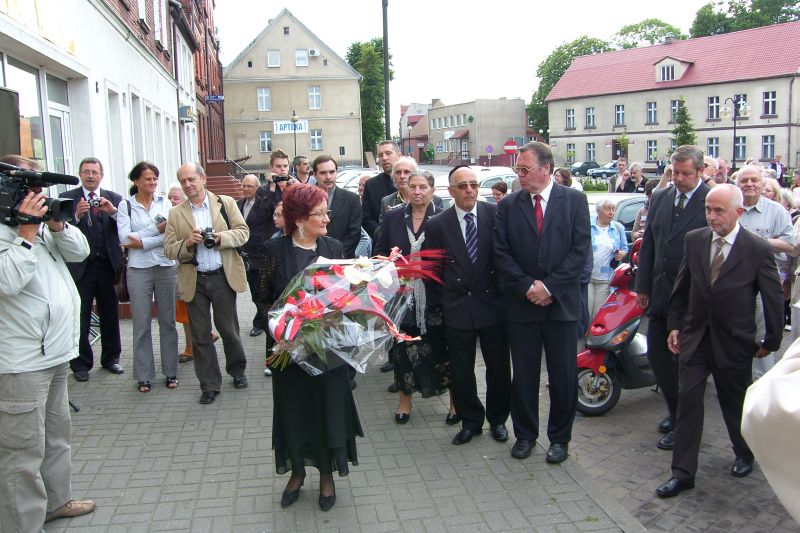 przedstawicielka naszej gminy - przewodnicząca Alicja Kobus składa wiązankę kwiatów pod tablicą upamiętniającą Ernsta Tollera