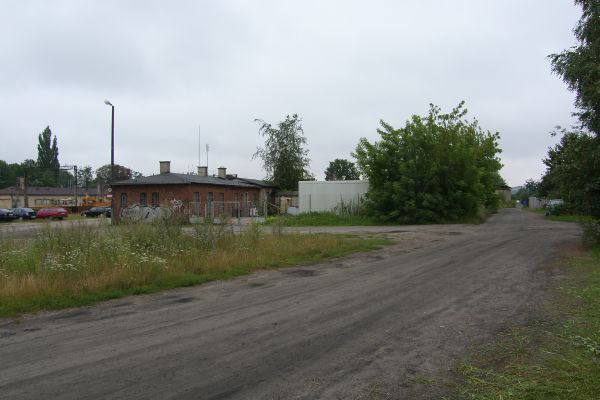 widok na baraki dawnego obozu