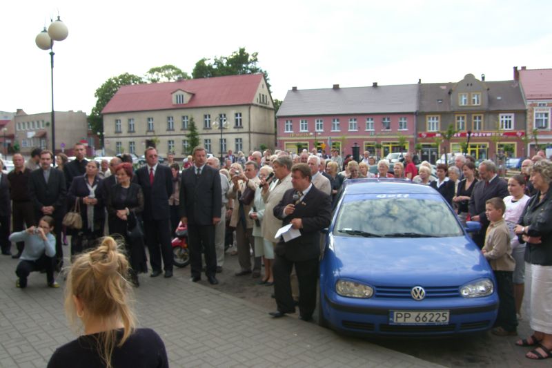 na rynku zebrały się tłumy mieszkańców, a także przybyli z Niemiec delegaci