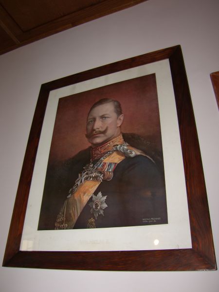 portret Wilhelma II na ścianie klasy, aby dzieci wiedziały kto tu rządzi...