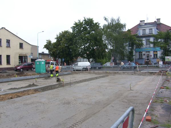 z lewej dom rabina a z prawej w głębi zabudowany już teren dawnego cmentarza