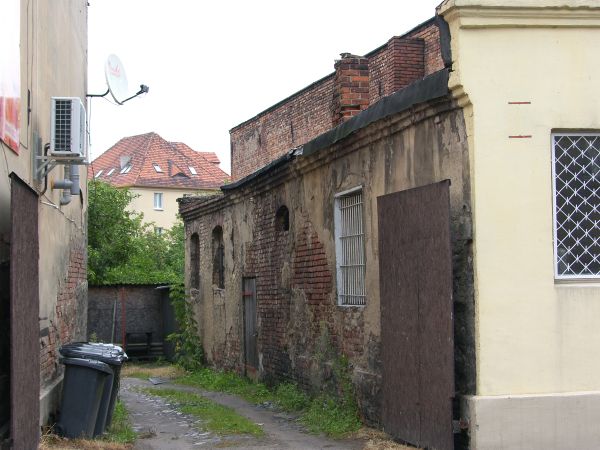 w podwórzu