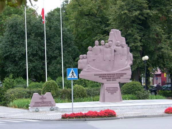 Pomnik wystawiony bohaterskim dzieciom Wrześni znajduje sie w parku również ich imienia