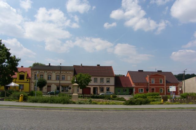 centrum Rogowa z pięknie odremontowanymi kamieniczkami
