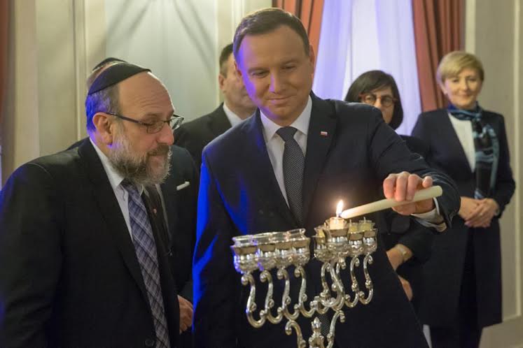 Prezydent A.Duda wraz Naczelnym Rabinem ZGWZ w RP zapalają 4-świeczkę chanukową