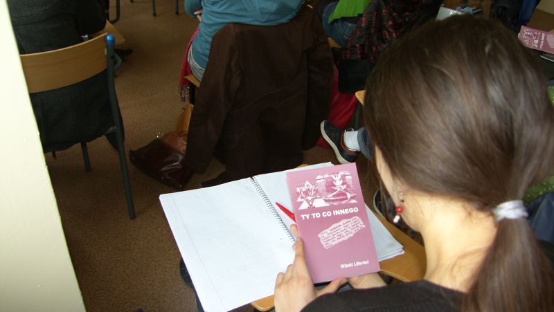 studentka przegląda broszurę autorstwa pana Lilientala,