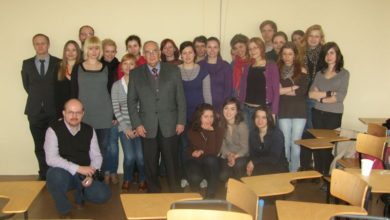 grupa studentów z prof. Muchowskim(z lewej) oraz W.Lilientalem(pośrodku)