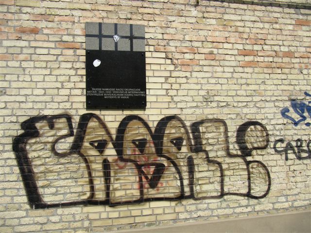 mur z grafitti