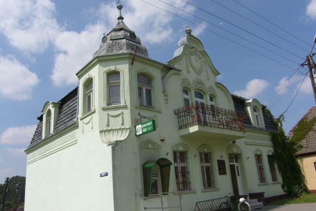 obecnie mieści się tu bank, dawniej należał do bogatego mieszczanina