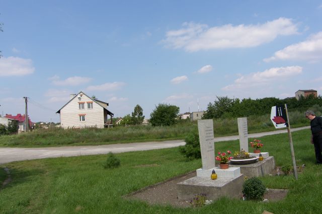 opodal cmentarza żydowskiego stoi pomnik poświęcony pomordowanym Polakom podczas II WŚ