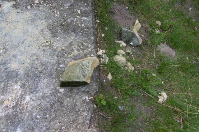 porozbijane macewy