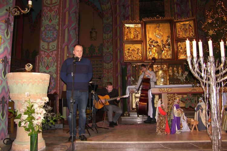 pianista Urban Klezmer zaśpiewał w języku jidysz "Ojfn pripeczek"