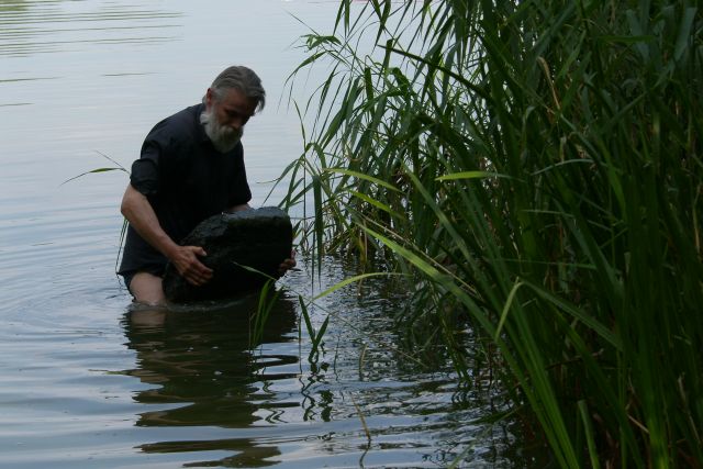 dokładnie sprawdzał czy wyłowione kamienie mogą być fragmentami macew