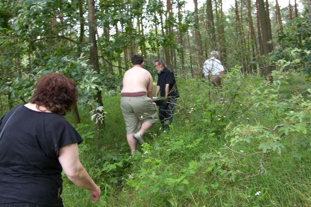 kuzyn i syn państwa Meixnerów przenoszą duży fragment kamiennej macewy