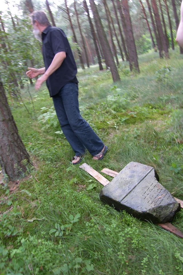 transport na znalezionych w lesie deskach