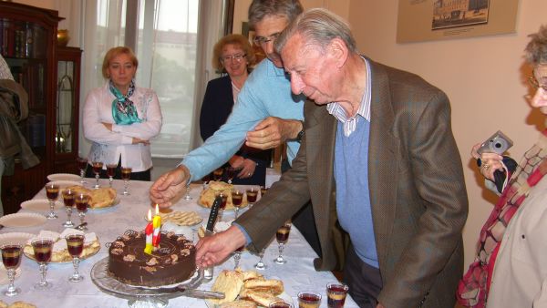 Zwi podejmował kilka prób zdmuchnięcia płomyków świec, paliły się uparcie dalej...szczęśliwe lata trwają...