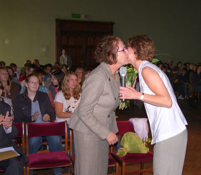 Pani Maria otrzymuje podziękowania za wkład merytoryczny w program