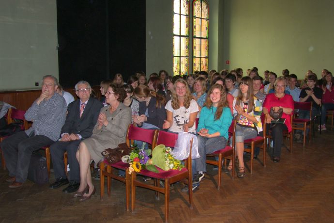 widzowie - rodzice , nauczyciele i młodzież szkolna