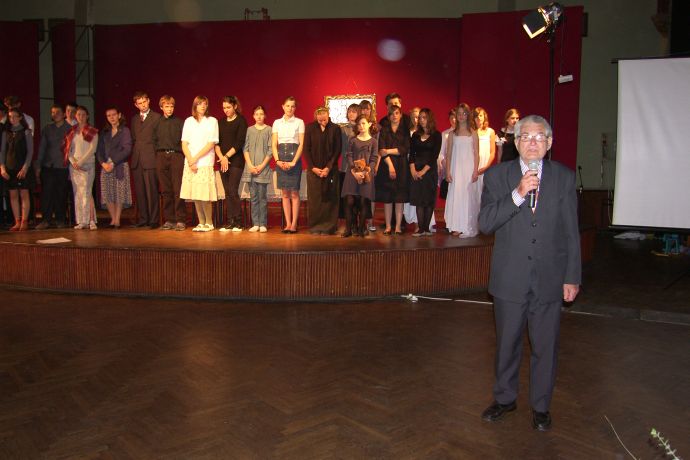 dr Eugeniusz Szydłowski dziękuje młodzieży i nauczycielom za wspaniałe przedstawienie