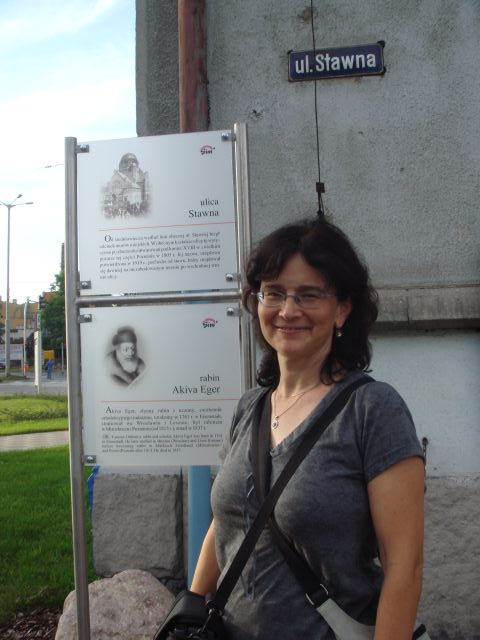 Iryt na placu im Akiwy Egera przed synagogą