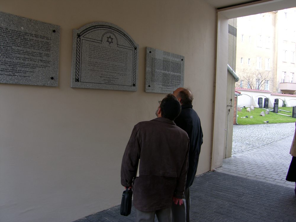 tablice info w j.polskim, hebrajskim i angielskim