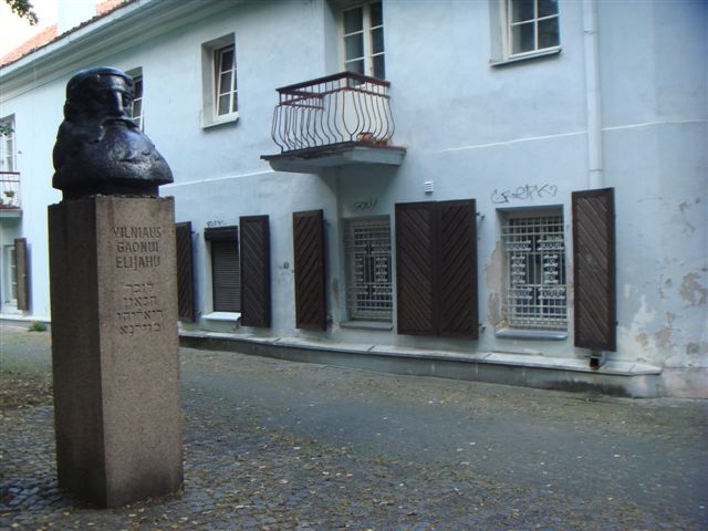 Pomnik Gaona pomiędzy domem w którym mieszkał przy ul.Zydu a przedszkolem wybudowanym na miejscy nieistniejącej Wielkiej Synagogi