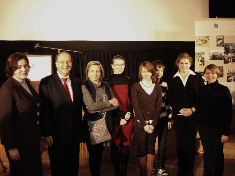wrzesnieńska grupa z trenerkami i Ambasadorem Zvi Rav Nerem