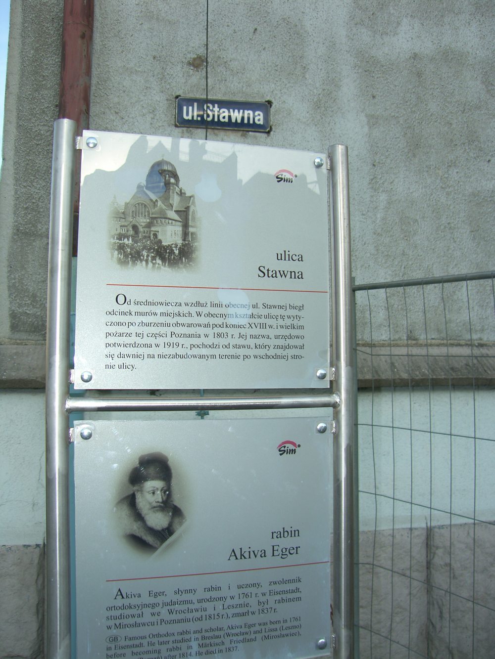 tablice informacyjne orzed synagogą