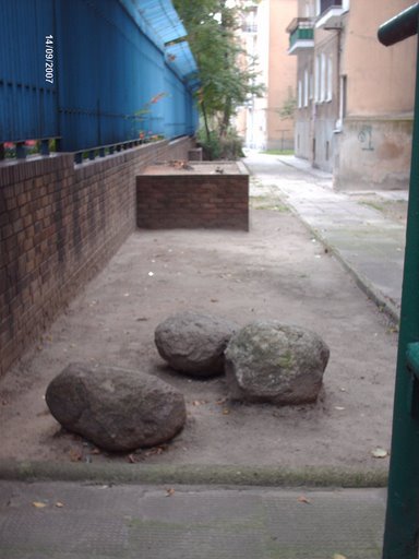 znalezione na terenie osiedla oryginalne kamienne macewy