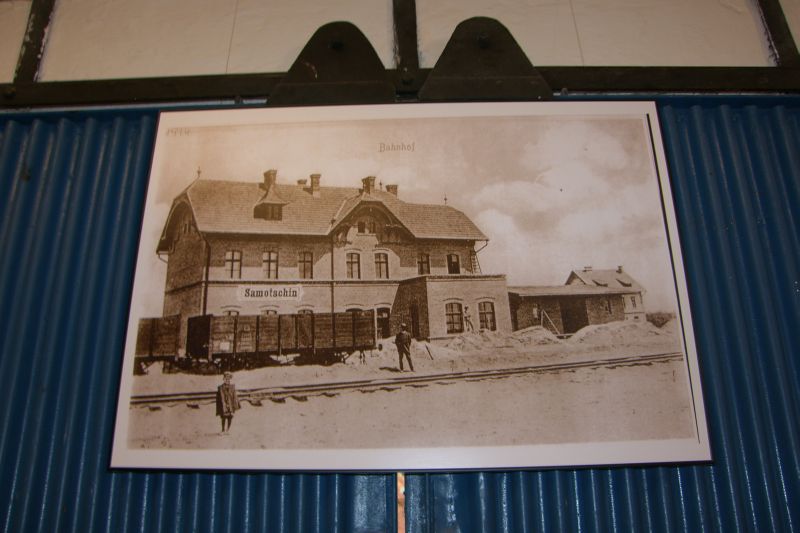 na starej fotografii - budynek dworca sprzed lat...