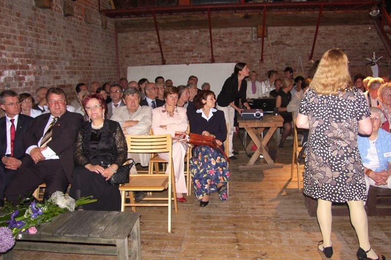oczekując na prezentację filmu, organizatorka projektu o Hugo Tollerze wprowadziła widzów w temat