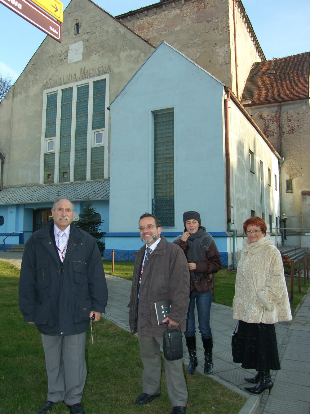 na skwerku przed synagogą