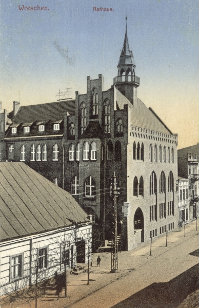 pocztówka archiwalna Muzeum Regionalne we Wrześni - Ratusz i z lewej - Cheder - szkółka dzieci żydowskich