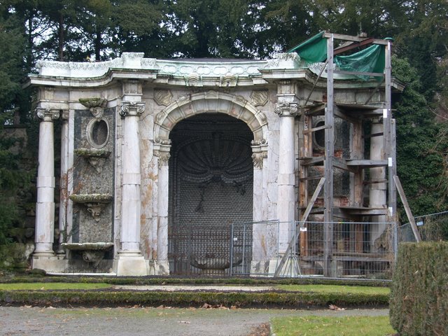 przepiękna romantyczna architektura - studnia Neptuna