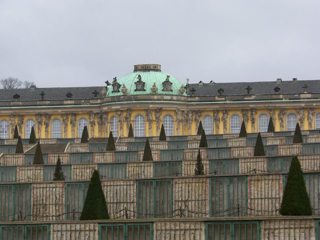 Do Pałacu letniego prowadzi kilkaset schodów kaskadowo skomponowanych z tarasami winoroślowymi