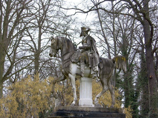 Fryderyk II ze względu na swój niski wzrost/160cm/ zawsze dosiadał specjalnie dobierane niskie konie, aby wydawał się większy niż w rzeczywistości.