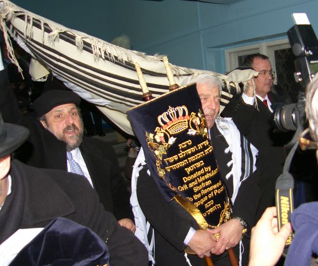 w murach zbeszczeszczonej Synagogi....