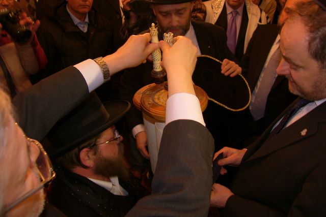 ubieranie Tory przed złożeniem w Aron HaKodesh